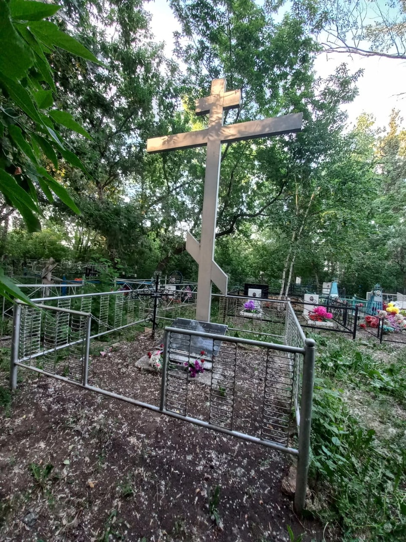 Памятный крест, установленный на братской могиле участников вооруженного восстания 1921 года (Северо-Казахстанская область, Айыртауский район, с. Лобаново)