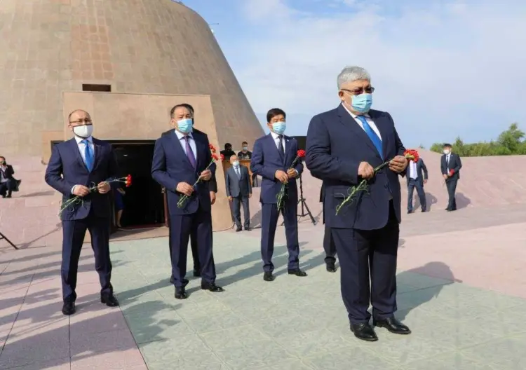 Крымбек Кушербаев почтил память жертв политических репрессий и голода