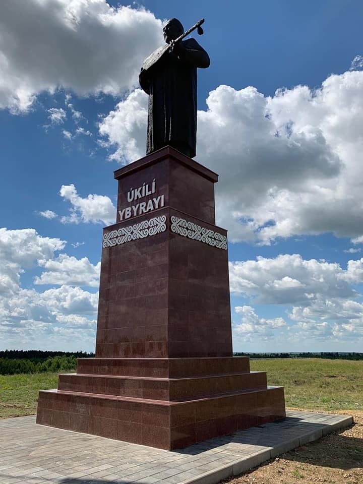Памятник народному акыну-импровизатору Укили Ыбыраю (автотрасса Астана-Бурабай)